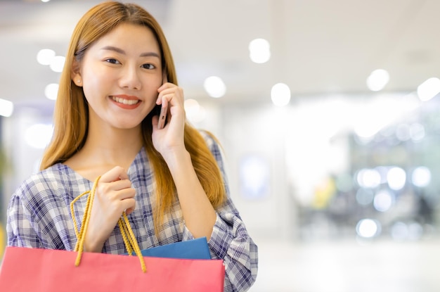 傘を持った笑顔の若い女性の肖像画