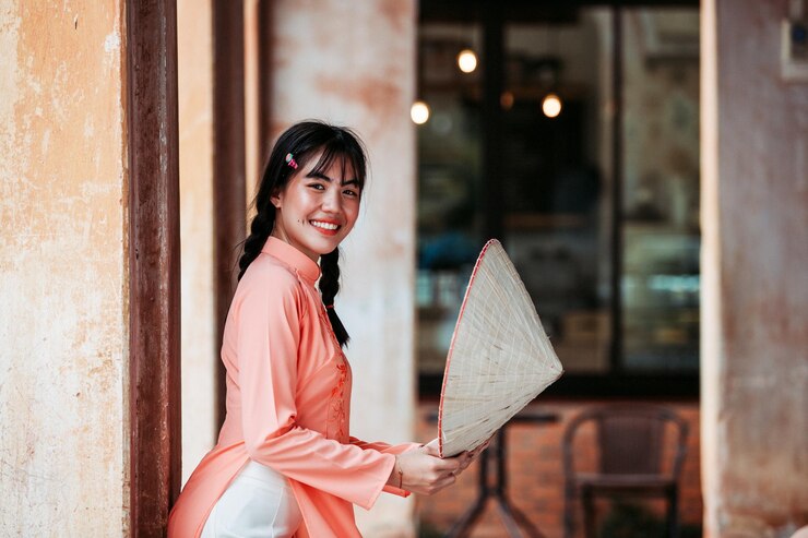 Photo 拿着雨<unk>的微笑的年轻女人的肖像