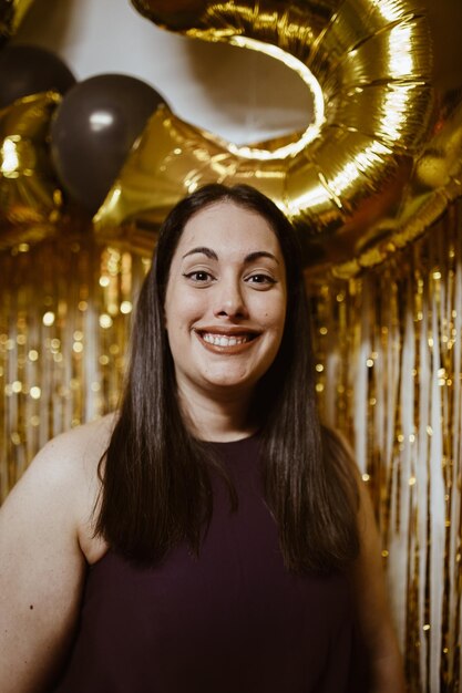 Photo portrait of smiling young woman at home