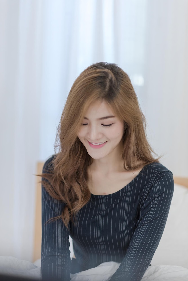Photo 집 에서 미소 짓는 젊은 여자 의 초상화