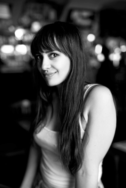 Photo portrait of a smiling young woman at home