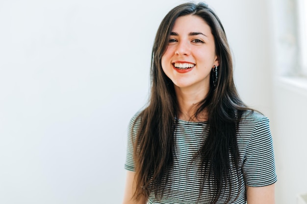 Photo portrait of smiling young woman at home