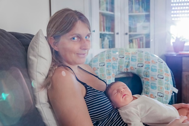 Foto ritratto di una giovane donna sorridente a casa