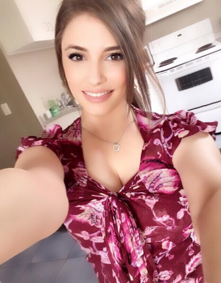 Photo portrait of smiling young woman at home