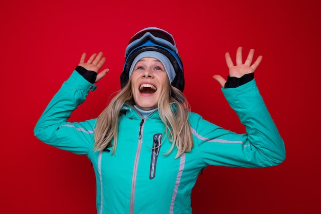 재킷, 헬멧 및 스키 고글에 웃는 젊은 여자의 초상화