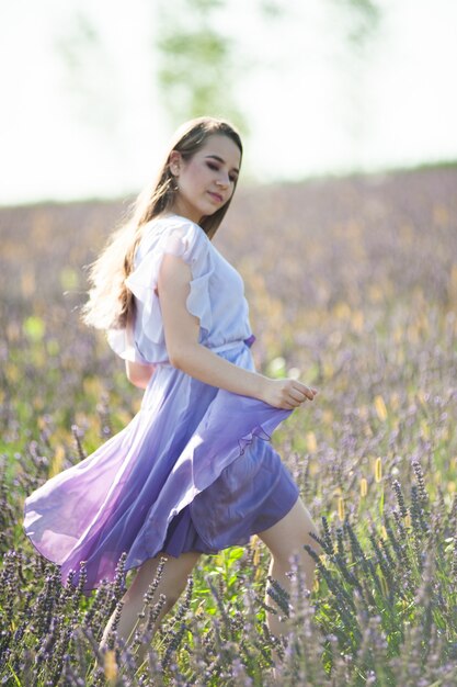 Ritratto di giovane donna sorridente sul campo di lavanda