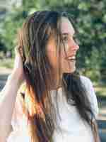 Photo portrait of smiling young woman looking away