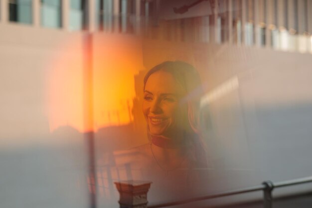 Photo portrait of a smiling young woman looking away