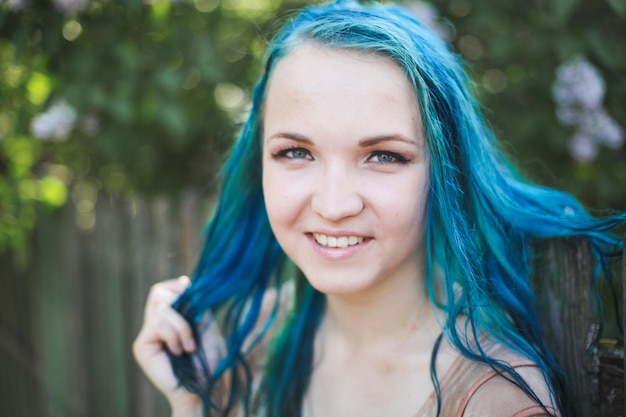 Photo portrait of smiling young woman outdoors