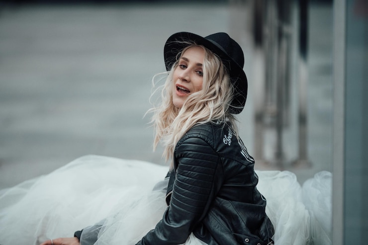 Photo portrait of smiling young woman outdoors