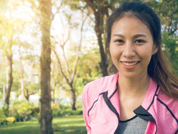 Photo portrait of a smiling young woman outdoors