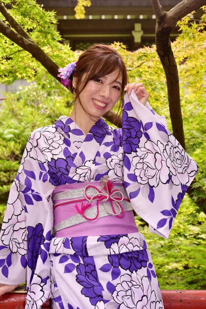 Photo portrait of smiling young woman outdoors