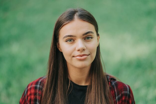 Photo portrait of smiling young woman at park