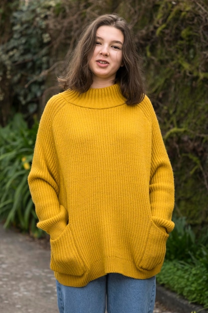 Foto ritratto di una giovane donna sorridente nel parco