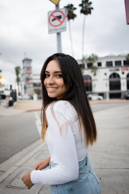 Photo portrait of smiling young woman on road in city