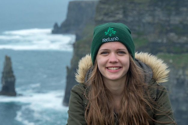 Photo portrait of smiling young woman in sea during winter