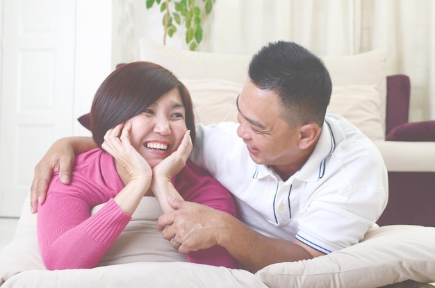 坐在床上微笑的年轻女人的肖像