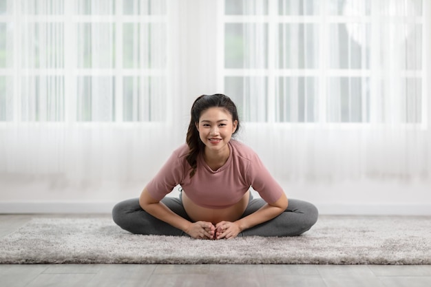 Photo portrait of smiling young woman sitting outdoors