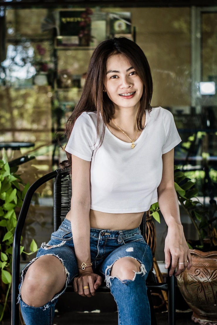 Photo 웃는 젊은 여성이 좌석에 앉아 있는 초상화