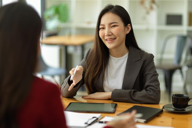 テーブルに座っている笑顔の若い女性の肖像画