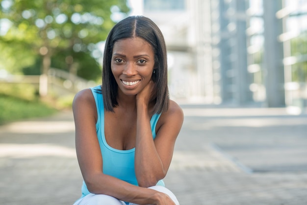 Photo portrait of smiling young woman sitting