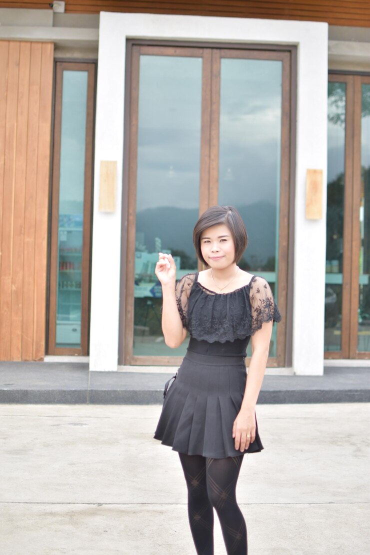 Photo portrait of smiling young woman standing against building