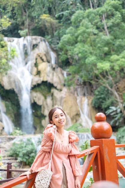 Photo portrait of smiling young woman standing against mountain