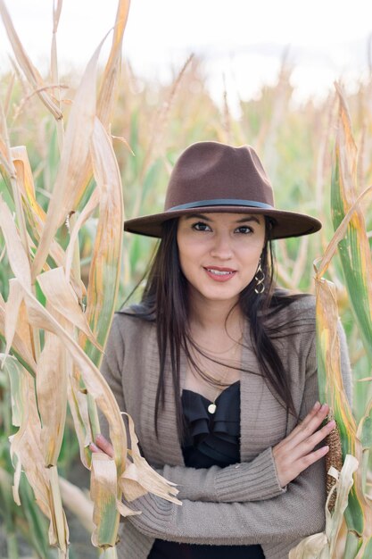 Photo portrait of smiling young woman standing against plants