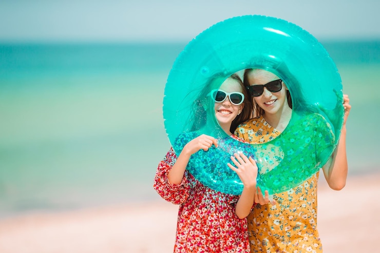 Photo 海に向かって立っている笑顔の若い女性の肖像画