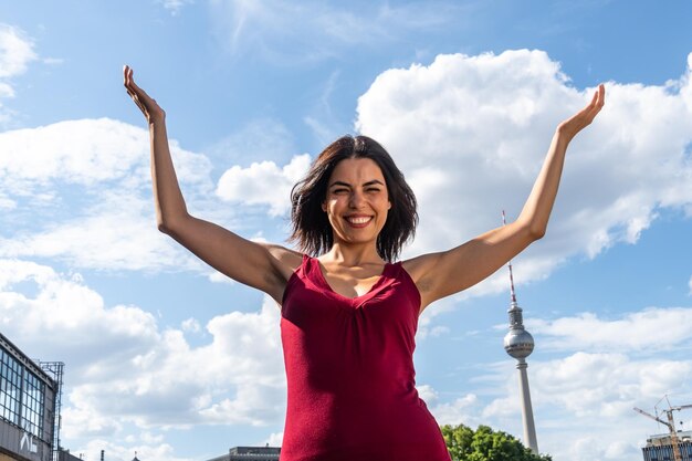 Photo portrait of smiling young woman standing against sky