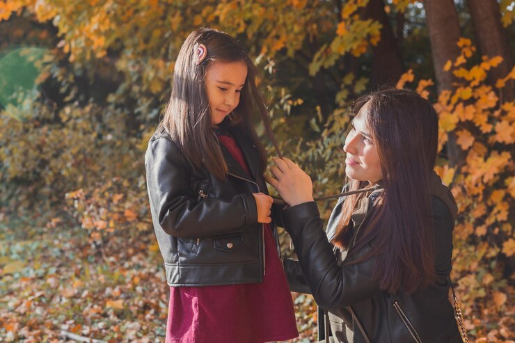 Photo portrait of smiling young woman standing against trees during autumn