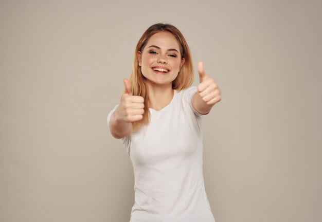 Photo portrait of smiling young woman standing against white background