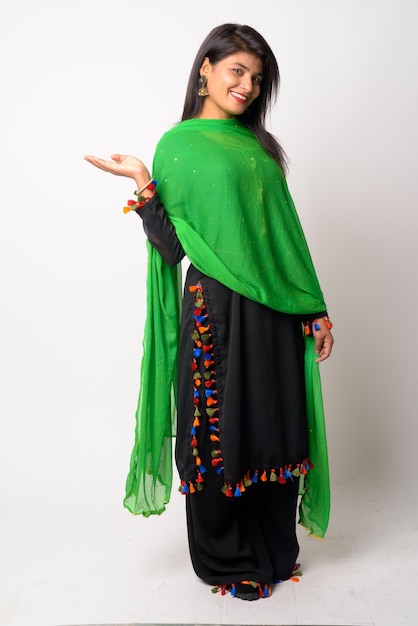 Photo portrait of smiling young woman standing against white background