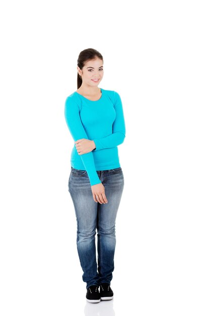 Photo portrait of smiling young woman standing against white background