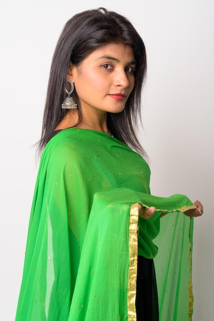 Photo portrait of a smiling young woman standing against white background