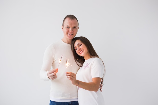 Photo portrait of smiling young woman standing against white background