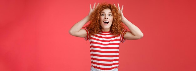 Photo portrait of smiling young woman standing against yellow background