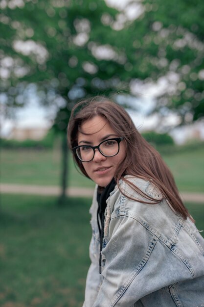 Photo portrait of smiling young woman standing on field