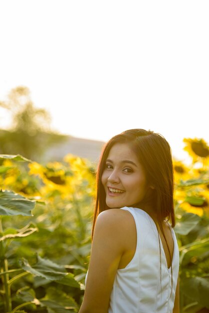 Foto ritratto di una giovane donna sorridente in piedi sul campo