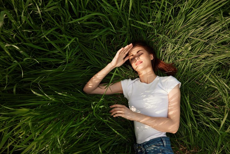 Фотография портрет улыбающейся молодой женщины, стоящей на поле