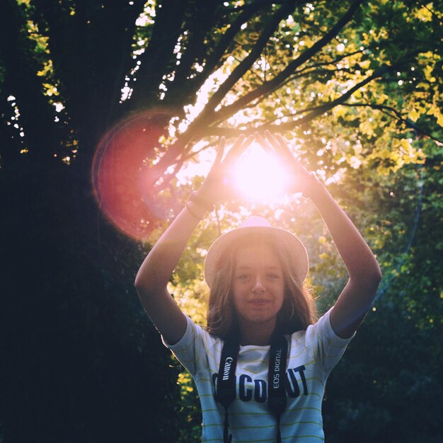 Photo portrait of smiling young woman standing in forest