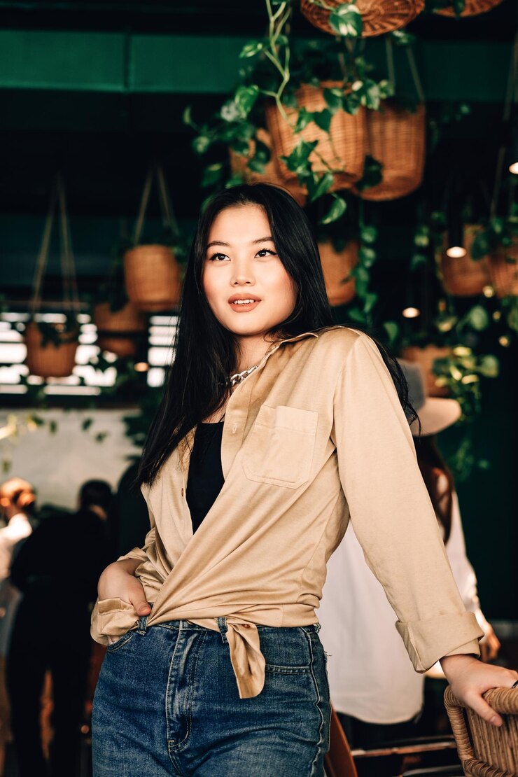 Photo 야외 에 서 있는 미소 짓는 젊은 여자 의 초상화
