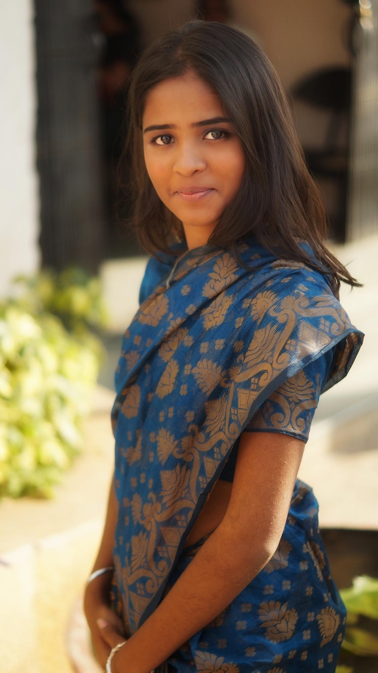 Photo portrait of a smiling young woman standing outdoors