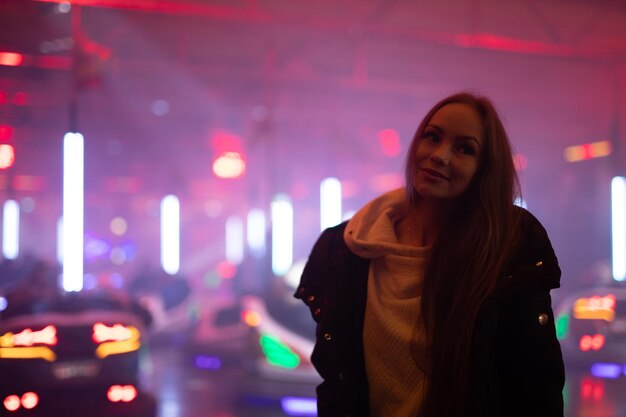 Photo portrait of a smiling young woman standing outdoors