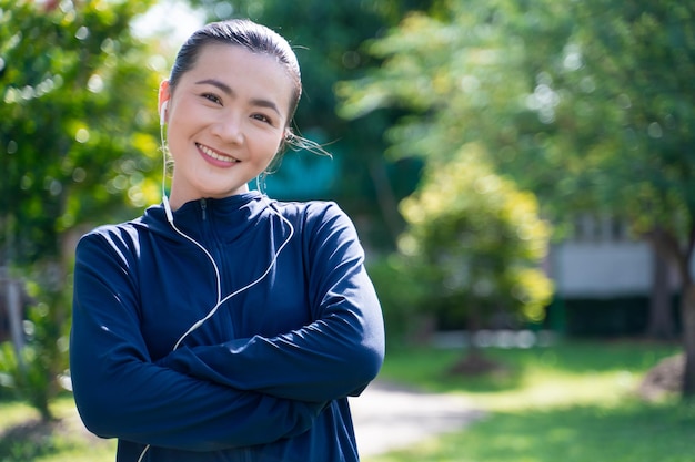 外で立っている笑顔の若い女性の肖像画