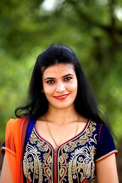 Photo portrait of smiling young woman standing outdoors