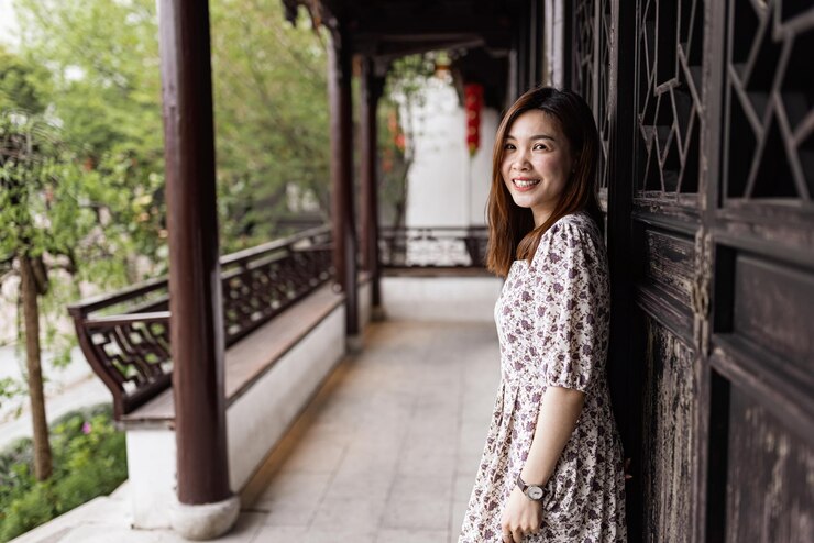 Photo 露天站立的微笑的年轻女人的肖像