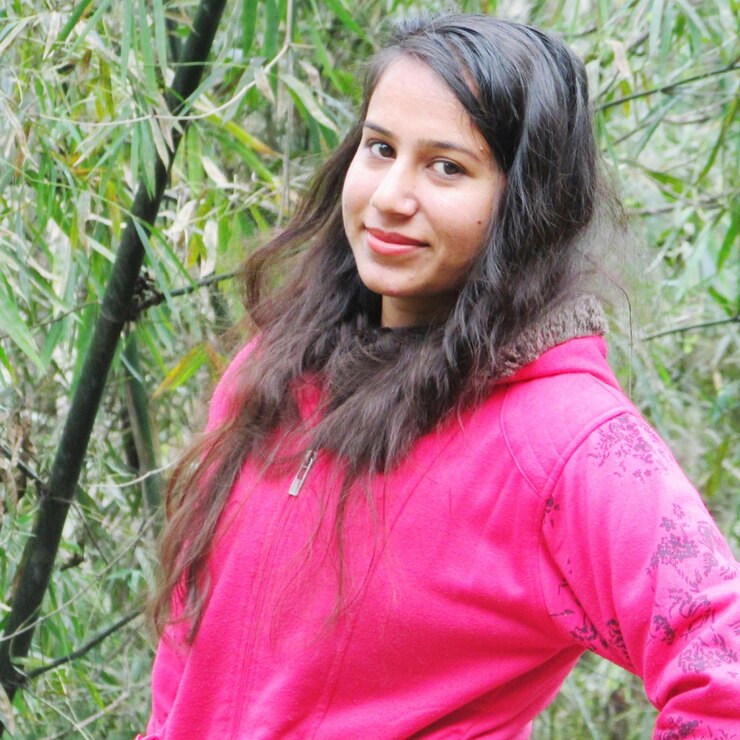 फोटो मुस्कुराती हुई युवती का पोर्ट्रेट बाहर खड़ा है