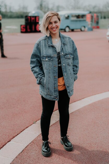 Foto ritratto di una giovane donna sorridente in piedi sulla strada