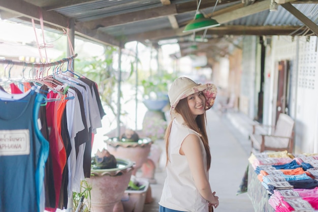 店で立っている笑顔の若い女性の肖像画